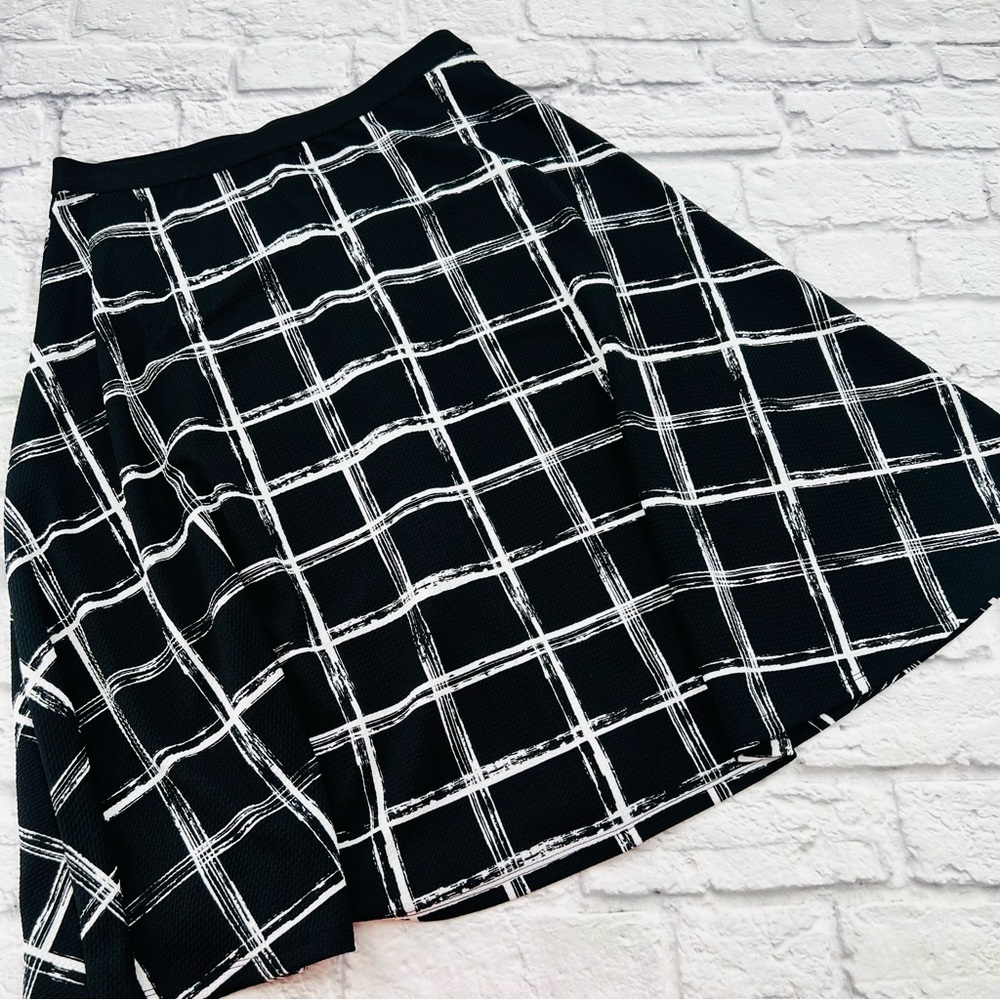 Roz & Ali Black and White Skirt Small Above Knee Plaid A-Line Casual Office